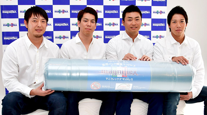 「マニフレックス」のプロモーション撮影に青木宣親、岩隈久志、前田健太、山田哲人、4選手が登場！ 01