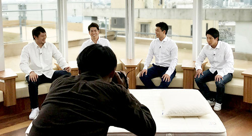 「マニフレックス」のプロモーション撮影に青木宣親、岩隈久志、前田健太、山田哲人、4選手が登場！ 03