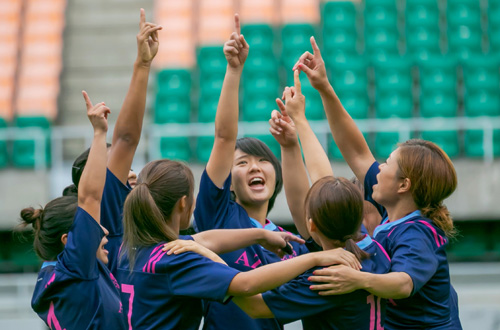 マニフレックスが女子7人制ラグビーチーム「アザレア・セブン」運営母体アザレア・スポーツクラブをサポート