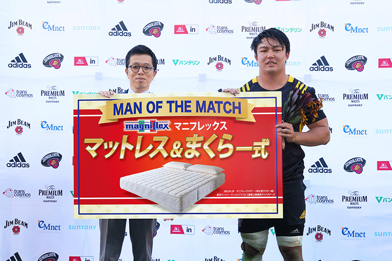 MAN OF THE MATCH 賞を獲得した山本凱選手（右）とマニフレックス 矢崎社長室室長