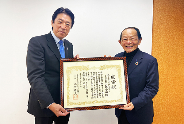 左：日本ラグビーフットボール協会 土田雅人 会長 と 右：株式会社フラグスポート 山根崇裕 社長