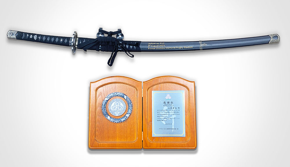 贈呈された記念の日本刀と盾