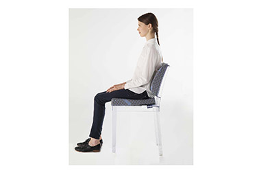 別売りの「エルゴシート」と2つ組み合わせて使えば、より正しく美しい座姿勢が実現します。