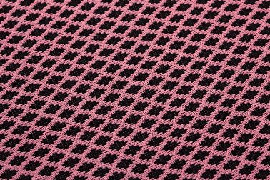 側地には最新のランニングシューズなどに広く使われている強弾性素材＜フライニット＞を採用。その高いストレッチ性が、芯材＜エリオセル®＞の反発力を最大限に活かします。シワが出来にくくいつでも張りのあるのが特長です。表面に凹凸のある側地は肌との接地面積が少ないので、いつでもサラサラドライな寝心地です。