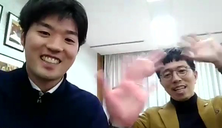 焼く前のステーキをのせた皿を持つビリーさん