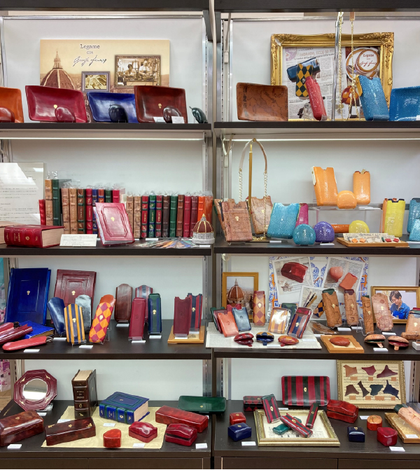 イベント出店時の陳列棚の様子。色とりどりの革小物が美しく並べられ、訪れる人々の目を楽しませている。