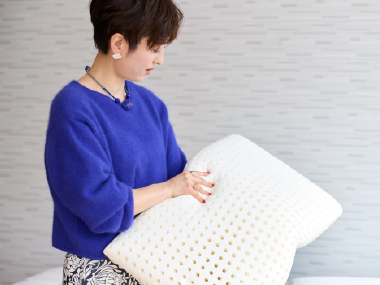 【女優まくら】フラットピッコロに触れる小林青花さん