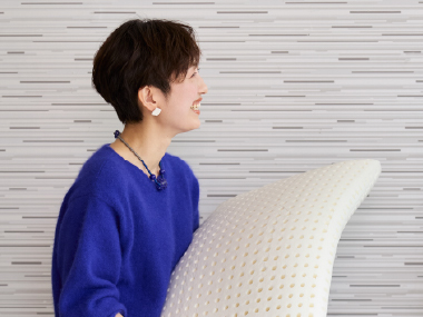 枕の案内を受ける小林青花さん