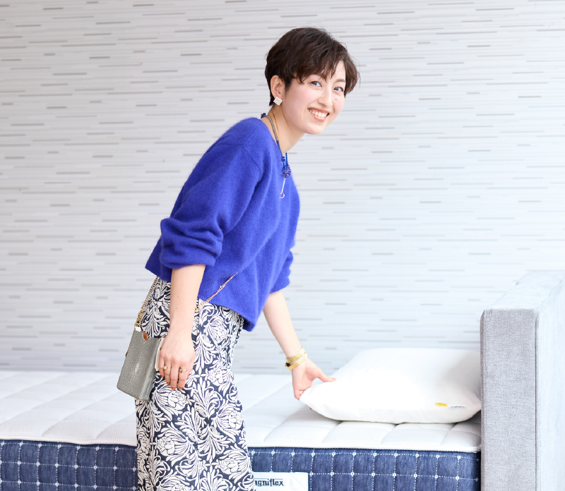 エコサンドロとフラットピッコロに触れる小林青花さん