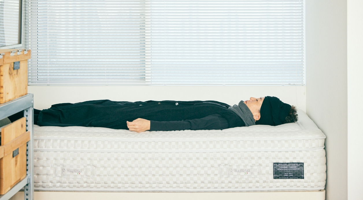 マニフレックスマットレスで横になっている様子