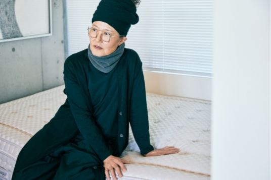 マニフレックスマットレスに腰かけている様子