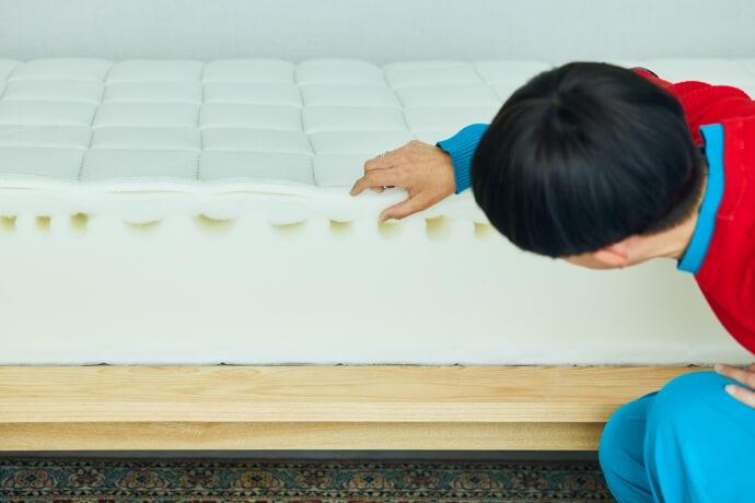 マニフレックスマットレスの素材を確かめている本多 り子さん
